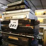 LOTE 241 - 07 DVDS E 01 RECEIVER E 3 VÍDEOS CASSETE MARCAS E MODELOS DIVERSOS. (NO ESTADO) ATENÇÃO! FAZER A VISITAÇÃO ANTES DE ARREMATAR, NÃO SABEMOS SE FUNCIONA. LEILÃO NÃO TEM GARANTIA E NEM DEVOLUÇÃO, SUJEITO A POSSÍVEIS AVARIAS VISÍVEIS/OCULTAS E/OU AUSÊNCIA DE COMPONENTES.