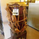 LOTE 336 - 01 TAMBOR EM MADEIRA. (NO ESTADO) ATENÇÃO! FAZER A VISITAÇÃO ANTES DE ARREMATAR, NÃO SABEMOS SE FUNCIONA. LEILÃO NÃO TEM GARANTIA E NEM DEVOLUÇÃO, SUJEITO A POSSÍVEIS AVARIAS VISÍVEIS/OCULTAS E/OU AUSÊNCIA DE COMPONENTES.