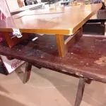 LOTE 394 - 02 MESAS EM MADEIRA SENDO 01 DE CENTRO. (NO ESTADO) ATENÇÃO! FAZER A VISITAÇÃO ANTES DE ARREMATAR, NÃO SABEMOS SE FUNCIONA. LEILÃO NÃO TEM GARANTIA E NEM DEVOLUÇÃO, SUJEITO A POSSÍVEIS AVARIAS VISÍVEIS/OCULTAS E/OU AUSÊNCIA DE COMPONENTES.