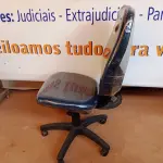 LOTE 505 - 01 CADEIRA ESTOFADA S/ BRAÇO. (NO ESTADO) ATENÇÃO! FAZER A VISITAÇÃO ANTES DE ARREMATAR, NÃO SABEMOS SE FUNCIONA. LEILÃO NÃO TEM GARANTIA E NEM DEVOLUÇÃO, SUJEITO A POSSÍVEIS AVARIAS VISÍVEIS/OCULTAS E/OU AUSÊNCIA DE COMPONENTES.