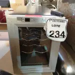 LOTE 234 - 01 ADEGA TOCAVE. (NO ESTADO) ATENÇÃO! FAZER A VISITAÇÃO ANTES DE ARREMATAR, NÃO SABEMOS SE FUNCIONA. LEILÃO NÃO TEM GARANTIA E NEM DEVOLUÇÃO, SUJEITO A POSSÍVEIS AVARIAS VISÍVEIS/OCULTAS E/OU AUSÊNCIA DE COMPONENTES.