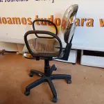 LOTE 497 - 01 CADEIRA ESTOFADA C/ BRAÇO. (NO ESTADO) ATENÇÃO! FAZER A VISITAÇÃO ANTES DE ARREMATAR, NÃO SABEMOS SE FUNCIONA. LEILÃO NÃO TEM GARANTIA E NEM DEVOLUÇÃO, SUJEITO A POSSÍVEIS AVARIAS VISÍVEIS/OCULTAS E/OU AUSÊNCIA DE COMPONENTES.