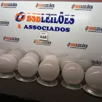LOTE 548 - 01 LOTE COM GLOBO EM VIDRO P/LUMINÁRIAS. NO ESTADO) ATENÇÃO! FAZER A VISITAÇÃO ANTES DE ARREMATAR, NÃO SABEMOS SE FUNCIONA. LEILÃO NÃO TEM GARANTIA E NEM DEVOLUÇÃO, SUJEITO A POSSÍVEIS AVARIAS VISÍVEIS/OCULTAS E/OU AUSÊNCIA DE COMPONENTES.