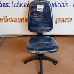 LOTE 505 - 01 CADEIRA ESTOFADA S/ BRAÇO. (NO ESTADO) ATENÇÃO! FAZER A VISITAÇÃO ANTES DE ARREMATAR, NÃO SABEMOS SE FUNCIONA. LEILÃO NÃO TEM GARANTIA E NEM DEVOLUÇÃO, SUJEITO A POSSÍVEIS AVARIAS VISÍVEIS/OCULTAS E/OU AUSÊNCIA DE COMPONENTES.