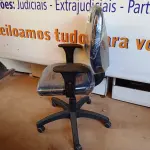 LOTE 501 - 01 CADEIRA ESTOFADA C/ BRAÇO. (NO ESTADO) ATENÇÃO! FAZER A VISITAÇÃO ANTES DE ARREMATAR, NÃO SABEMOS SE FUNCIONA. LEILÃO NÃO TEM GARANTIA E NEM DEVOLUÇÃO, SUJEITO A POSSÍVEIS AVARIAS VISÍVEIS/OCULTAS E/OU AUSÊNCIA DE COMPONENTES.