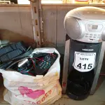 LOTE 415 - 01 CAFETEIRA BLACK E DECKER, 01 RÁDIO E DIVERSOS CABOS E ELETRÔNICOS. (NO ESTADO) ATENÇÃO! FAZER A VISITAÇÃO ANTES DE ARREMATAR, NÃO SABEMOS SE FUNCIONA. LEILÃO NÃO TEM GARANTIA E NEM DEVOLUÇÃO, SUJEITO A POSSÍVEIS AVARIAS VISÍVEIS/OCULTAS E/OU AUSÊNCIA DE COMPONENTES.