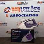 LOTE 312 - 01 FERRO DE PASSAR ROUPAS A VAPOR ELECTROLUX COR BRANCA C/ ROXO (NOVO). (NO ESTADO) ATENÇÃO! FAZER A VISITAÇÃO ANTES DE ARREMATAR, NÃO SABEMOS SE FUNCIONA. LEILÃO NÃO TEM GARANTIA E NEM DEVOLUÇÃO, SUJEITO A POSSÍVEIS AVARIAS VISÍVEIS/OCULTAS E/OU AUSÊNCIA DE COMPONENTES.