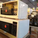 LOTE 360 - 02 MICRO-ONDAS SENDO 01 C/ PRATO. (NO ESTADO) ATENÇÃO! FAZER A VISITAÇÃO ANTES DE ARREMATAR, NÃO SABEMOS SE FUNCIONA. LEILÃO NÃO TEM GARANTIA E NEM DEVOLUÇÃO, SUJEITO A POSSÍVEIS AVARIAS VISÍVEIS/OCULTAS E/OU AUSÊNCIA DE COMPONENTES.