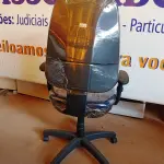 LOTE 473 - 01 CADEIRA ESTOFADA C/ BRAÇO. (NO ESTADO) ATENÇÃO! FAZER A VISITAÇÃO ANTES DE ARREMATAR, NÃO SABEMOS SE FUNCIONA. LEILÃO NÃO TEM GARANTIA E NEM DEVOLUÇÃO, SUJEITO A POSSÍVEIS AVARIAS VISÍVEIS/OCULTAS E/OU AUSÊNCIA DE COMPONENTES.