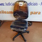 LOTE 509 - 01 CADEIRA ESTOFADA S/ BRAÇO. (NO ESTADO) ATENÇÃO! FAZER A VISITAÇÃO ANTES DE ARREMATAR, NÃO SABEMOS SE FUNCIONA. LEILÃO NÃO TEM GARANTIA E NEM DEVOLUÇÃO, SUJEITO A POSSÍVEIS AVARIAS VISÍVEIS/OCULTAS E/OU AUSÊNCIA DE COMPONENTES.