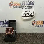 LOTE 324 - 01 RELÓGIO DE PULSO. (NO ESTADO) ATENÇÃO! FAZER A VISITAÇÃO ANTES DE ARREMATAR, NÃO SABEMOS SE FUNCIONA. LEILÃO NÃO TEM GARANTIA E NEM DEVOLUÇÃO, SUJEITO A POSSÍVEIS AVARIAS VISÍVEIS/OCULTAS E/OU AUSÊNCIA DE COMPONENTES.