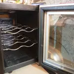 LOTE 234 - 01 ADEGA TOCAVE. (NO ESTADO) ATENÇÃO! FAZER A VISITAÇÃO ANTES DE ARREMATAR, NÃO SABEMOS SE FUNCIONA. LEILÃO NÃO TEM GARANTIA E NEM DEVOLUÇÃO, SUJEITO A POSSÍVEIS AVARIAS VISÍVEIS/OCULTAS E/OU AUSÊNCIA DE COMPONENTES.