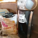 LOTE 415 - 01 CAFETEIRA BLACK E DECKER, 01 RÁDIO E DIVERSOS CABOS E ELETRÔNICOS. (NO ESTADO) ATENÇÃO! FAZER A VISITAÇÃO ANTES DE ARREMATAR, NÃO SABEMOS SE FUNCIONA. LEILÃO NÃO TEM GARANTIA E NEM DEVOLUÇÃO, SUJEITO A POSSÍVEIS AVARIAS VISÍVEIS/OCULTAS E/OU AUSÊNCIA DE COMPONENTES.