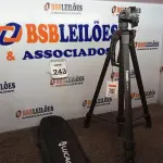LOTE 243 - 01 TRIPÉ P/ CÂMERA FOTOGRÁFICA. (NO ESTADO) ATENÇÃO! FAZER A VISITAÇÃO ANTES DE ARREMATAR, NÃO SABEMOS SE FUNCIONA. LEILÃO NÃO TEM GARANTIA E NEM DEVOLUÇÃO, SUJEITO A POSSÍVEIS AVARIAS VISÍVEIS/OCULTAS E/OU AUSÊNCIA DE COMPONENTES.