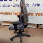 LOTE 486 - 01 CADEIRA ESTOFADA C/ BRAÇO. (NO ESTADO) ATENÇÃO! FAZER A VISITAÇÃO ANTES DE ARREMATAR, NÃO SABEMOS SE FUNCIONA. LEILÃO NÃO TEM GARANTIA E NEM DEVOLUÇÃO, SUJEITO A POSSÍVEIS AVARIAS VISÍVEIS/OCULTAS E/OU AUSÊNCIA DE COMPONENTES.
