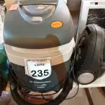 LOTE 235 - 02 ASPIRADORES DE PÓ MARCAS E MODELOS DIVERSOS. (NO ESTADO) ATENÇÃO! FAZER A VISITAÇÃO ANTES DE ARREMATAR, NÃO SABEMOS SE FUNCIONA. LEILÃO NÃO TEM GARANTIA E NEM DEVOLUÇÃO, SUJEITO A POSSÍVEIS AVARIAS VISÍVEIS/OCULTAS E/OU AUSÊNCIA DE COMPONENTES.