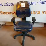 LOTE 481 - 01 CADEIRA ESTOFADA C/ BRAÇO. (NO ESTADO) ATENÇÃO! FAZER A VISITAÇÃO ANTES DE ARREMATAR, NÃO SABEMOS SE FUNCIONA. LEILÃO NÃO TEM GARANTIA E NEM DEVOLUÇÃO, SUJEITO A POSSÍVEIS AVARIAS VISÍVEIS/OCULTAS E/OU AUSÊNCIA DE COMPONENTES.