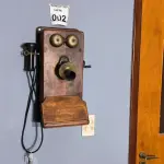 LOTE 002 - 01 TELEFONE MADEIRA PAREDE.PEÇA ORIGINAL, ANTES DOS ANOS 20.(NO ESTADO)