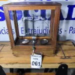 LOTE 061 - 01 BALANÇA DE PRECISÃO. (NO ESTADO)