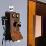 LOTE 002 - 01 TELEFONE MADEIRA PAREDE.PEÇA ORIGINAL, ANTES DOS ANOS 20.(NO ESTADO)