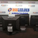 LOTE 120 - 04 MONITORES LCD MARCAS E MODELOS DIVERSOS. (NO ESTADO) ATENÇÃO! FAZER A VISITAÇÃO ANTES DE ARREMATAR, NÃO SABEMOS SE FUNCIONA. LEILÃO NÃO TEM GARANTIA E NEM DEVOLUÇÃO, SUJEITO A POSSÍVEIS AVARIAS VISÍVEIS/OCULTAS E/OU AUSÊNCIA DE COMPONENTES.