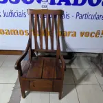 LOTE 033 - 01 VASO SANITÁRIO EM MADEIRA COM TAMPA ORIGINAL USADO ATÉ ANOS 30. (NO ESTADO)