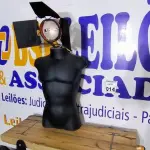 LOTE 014 - 01 LUMINÁRIA BUSTO MASCULINO. PEÇA UPCYCLING - PRODUZIDA NO BOM E VELHO (NO ESTADO)