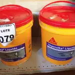 LOTE 079 - 02 BALDES DE IMPERSIKA LÍQUIDO ADITIVO PLASTIFICANTE PARA ARGAMASSA DE ASSENTAMENTO E REBOCO, 18 LITROS CADA. (NO ESTADO) ATENÇÃO! FAZER A VISITAÇÃO ANTES DE ARREMATAR, NÃO SABEMOS SE FUNCIONA. LEILÃO NÃO TEM GARANTIA E NEM DEVOLUÇÃO, SUJEITO A POSSÍVEIS AVARIAS VISÍVEIS/OCULTAS E/OU AUSÊNCIA DE COMPONENTES
