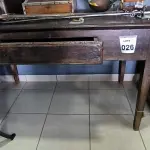 LOTE 026 - 01 MESA DE FAZENDA. (NO ESTADO)