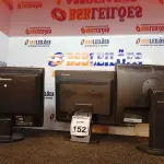 LOTE 152 - 03 MONITORES LCD MARCAS E MODELOS DIVERSOS. (NO ESTADO) ATENÇÃO! FAZER A VISITAÇÃO ANTES DE ARREMATAR, NÃO SABEMOS SE FUNCIONA. LEILÃO NÃO TEM GARANTIA E NEM DEVOLUÇÃO, SUJEITO A POSSÍVEIS AVARIAS VISÍVEIS/OCULTAS E/OU AUSÊNCIA DE COMPONENTES.