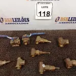 LOTE 118 - 07 REGISTROS EM METAL DIVERSOS E 02 TEZ EM METAL. (NO ESTADO) ATENÇÃO! FAZER A VISITAÇÃO ANTES DE ARREMATAR, NÃO SABEMOS SE FUNCIONA. LEILÃO NÃO TEM GARANTIA E NEM DEVOLUÇÃO, SUJEITO A POSSÍVEIS AVARIAS VISÍVEIS/OCULTAS E/OU AUSÊNCIA DE COMPONENTES.