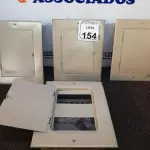 LOTE 154 - 04 CAIXAS DE DISTRIBUIÇÃO ELÉTRICA C 12 CIRCUITOS DE EMBUTIR. (NO ESTADO) ATENÇÃO! FAZER A VISITAÇÃO ANTES DE ARREMATAR, NÃO SABEMOS SE FUNCIONA. LEILÃO NÃO TEM GARANTIA E NEM DEVOLUÇÃO, SUJEITO A POSSÍVEIS AVARIAS VISÍVEIS/OCULTAS E/OU AUSÊNCIA DE COMPONENTES.