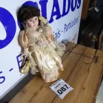 LOTE 087 - 01 BONECA DE PORCELANA. (NO ESTADO)