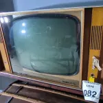LOTE 082 - 01 TV PHILCO 3D MADEIRA. (NO ESTADO)