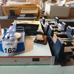 LOTE 162 - 01 TOCA CDS MARCA PHILIPS, 01 CONVERSOR, 04 CARRINHOS PARA CPU E 01 PRENSA DE MANDRIL. (NO ESTADO) ATENÇÃO! FAZER A VISITAÇÃO ANTES DE ARREMATAR, NÃO SABEMOS SE FUNCIONA. LEILÃO NÃO TEM GARANTIA E NEM DEVOLUÇÃO, SUJEITO A POSSÍVEIS AVARIAS VISÍVEIS/OCULTAS E/OU AUSÊNCIA DE COMPONENTES.
