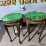 LOTE 041 - 02 MESAS DE CANTO TAMPO DE VIDRO VERDE. (NO ESTADO)