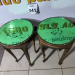 LOTE 041 - 02 MESAS DE CANTO TAMPO DE VIDRO VERDE. (NO ESTADO)