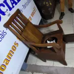 LOTE 033 - 01 VASO SANITÁRIO EM MADEIRA COM TAMPA ORIGINAL USADO ATÉ ANOS 30. (NO ESTADO)