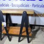 LOTE 056 - 01 APARADOR DE MADEIRA 2 ANDARES. PEÇA UPCYCLING - PRODUZIDA NO BOM E VELHO (NO ESTADO)