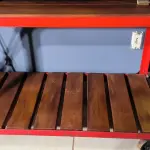 LOTE 030 - 01 APARADOR INDUSTRIAL VERMELHO. PEÇAS UPCYCLING - PRODUZIDA NO BOM E VELHO. (NO ESTADO)