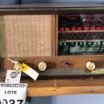LOTE 037 - 01 RÁDIO MADEIRA ANTIGO. (NO ESTADO)