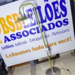 LOTE 076 - 01 LUMINÁRIA INDUSTRIAL VERDE. PEÇA UPCYCLING - PRODUZIDA NO BOM E VELHO (NO ESTADO)