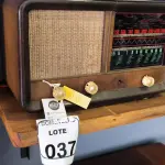 LOTE 037 - 01 RÁDIO MADEIRA ANTIGO. (NO ESTADO)