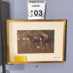 LOTE 103 - 01 CAVALO COM MOLDURA DOURADA. (NO ESTADO)