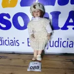 LOTE 088 - 01 BONECA DE PORCELANA. (NO ESTADO)