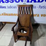 LOTE 033 - 01 VASO SANITÁRIO EM MADEIRA COM TAMPA ORIGINAL USADO ATÉ ANOS 30. (NO ESTADO)