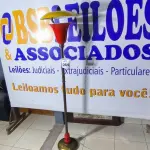 LOTE 064 - 01 LUMINARIA INDUSTRIAL VERMELHA. PEÇA UPCYCLING - PRODUZIDA NO BOM E VELHO (NO ESTADO)
