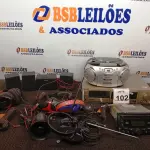 LOTE 102 - 01 TOCA-FITAS, 01 MICRO SYSTEM, 01 SOM AUTOMOTIVO E MATERIAIS DIVERSOS. (NO ESTADO) ATENÇÃO! FAZER A VISITAÇÃO ANTES DE ARREMATAR, NÃO SABEMOS SE FUNCIONA. LEILÃO NÃO TEM GARANTIA E NEM DEVOLUÇÃO, SUJEITO A POSSÍVEIS AVARIAS VISÍVEIS/OCULTAS E/OU AUSÊNCIA DE COMPONENTES.