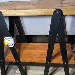 LOTE 056 - 01 APARADOR DE MADEIRA 2 ANDARES. PEÇA UPCYCLING - PRODUZIDA NO BOM E VELHO (NO ESTADO)