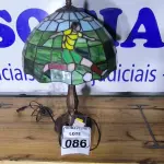 LOTE 086 - 01 ABAJUR TIFANI FUTEBOL. (NO ESTADO)